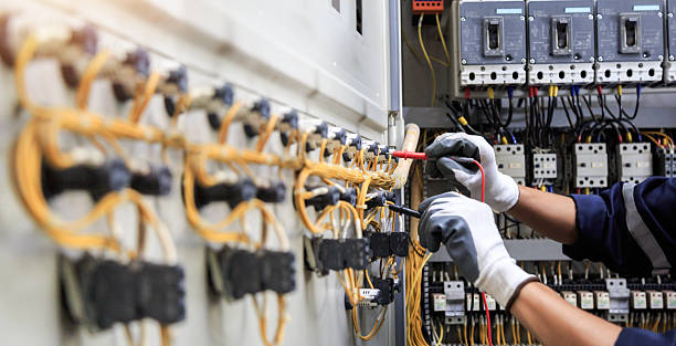 Professional Electrician technician working in Azalea Park, FL